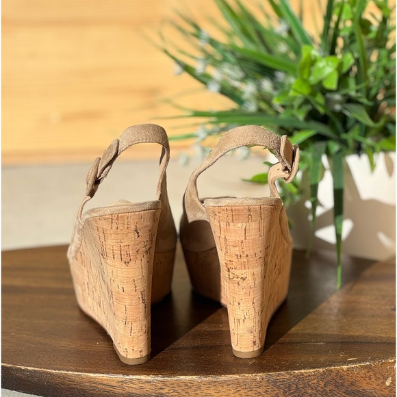 Veronica Beard
Dali Sand Suede Peep-Toe Wedge Platform Sandals size 8 women - Picture 5 of 15